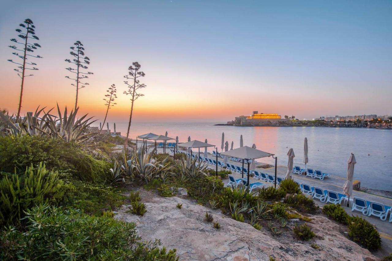 Corinthia Hotel St. George’s Bay San Giuliano Esterno foto Sunset at the beach