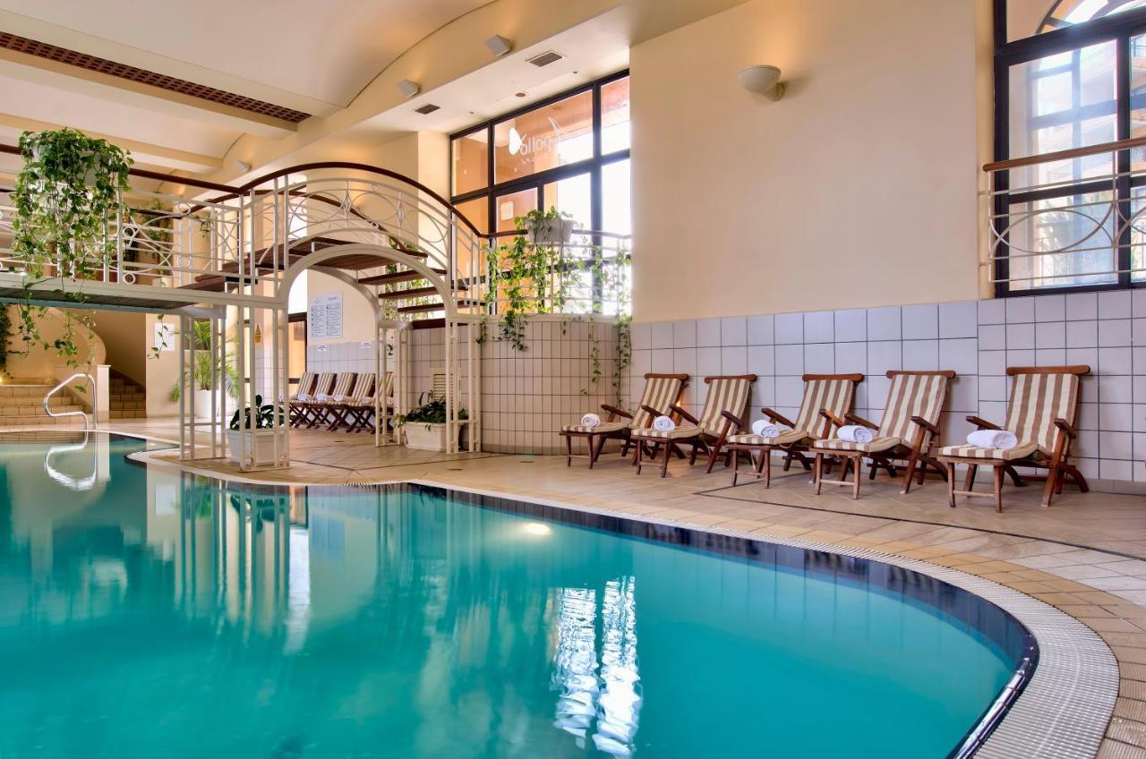 Corinthia Hotel St. George’s Bay San Giuliano Esterno foto The swimming pool at the hotel
