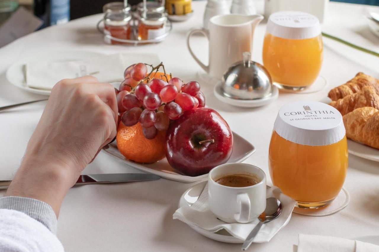 Corinthia Hotel St. George’s Bay San Giuliano Esterno foto Breakfast at the hotel