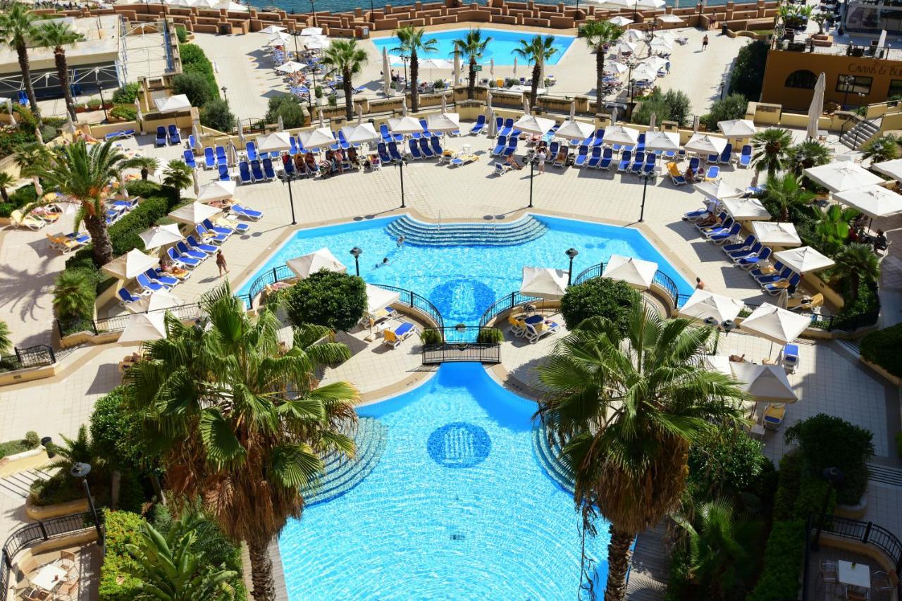 Corinthia Hotel St. George’s Bay San Giuliano Esterno foto The pool at the Hilton Athens