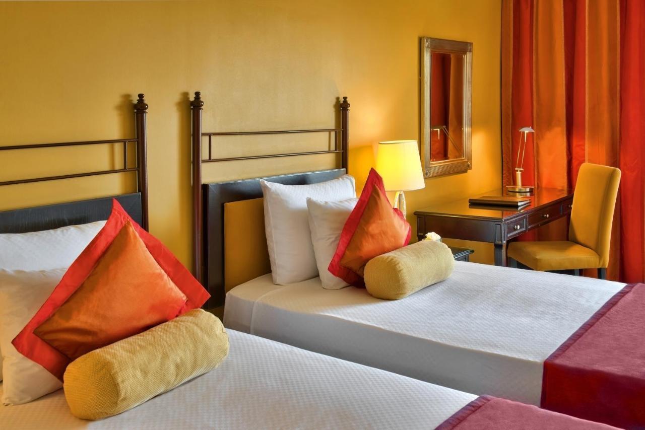 Corinthia Hotel St. George’s Bay San Giuliano Esterno foto A room at the hotel