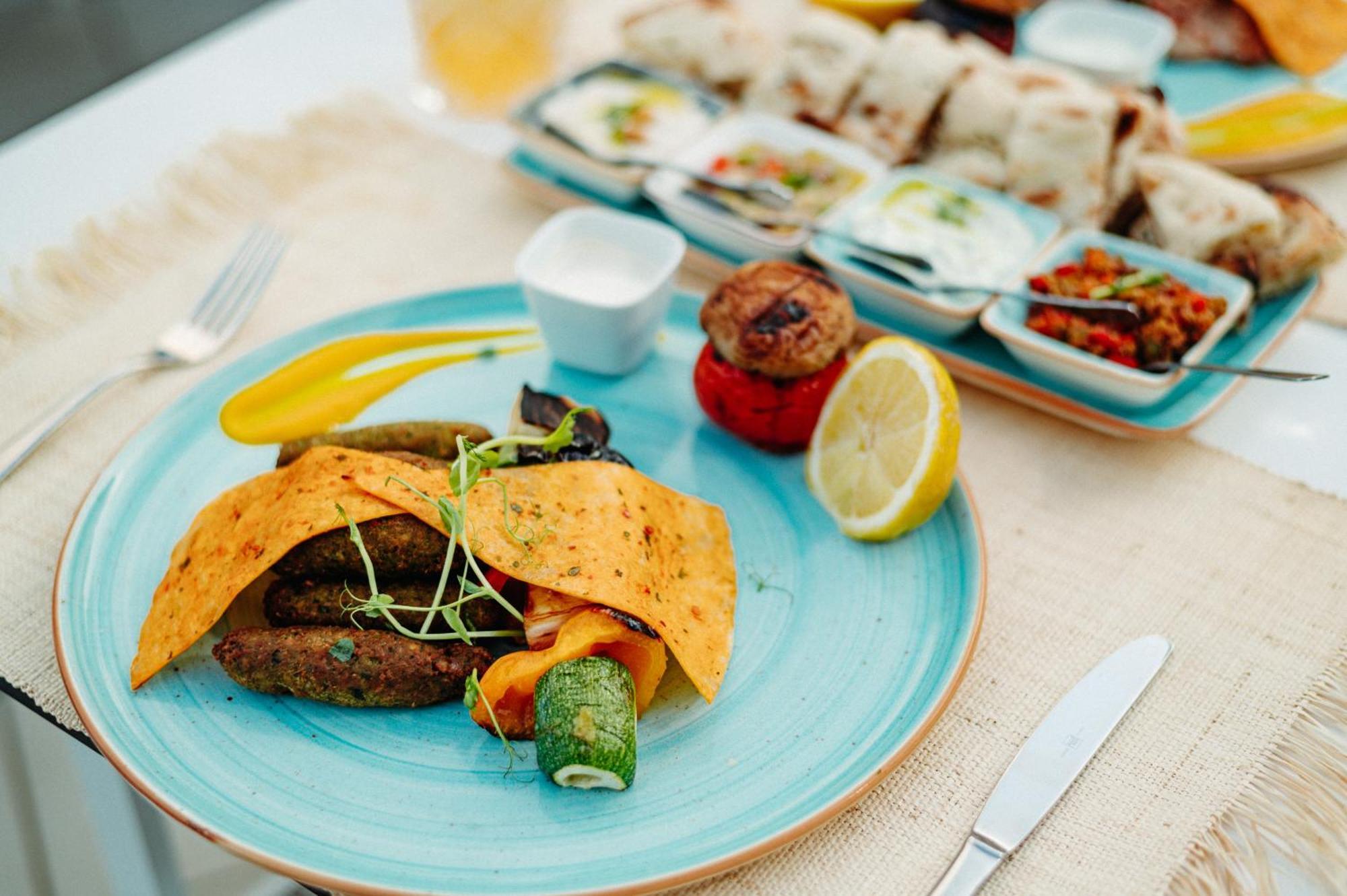 Corinthia Hotel St. George’s Bay San Giuliano Esterno foto A plate of Turkish cuisine