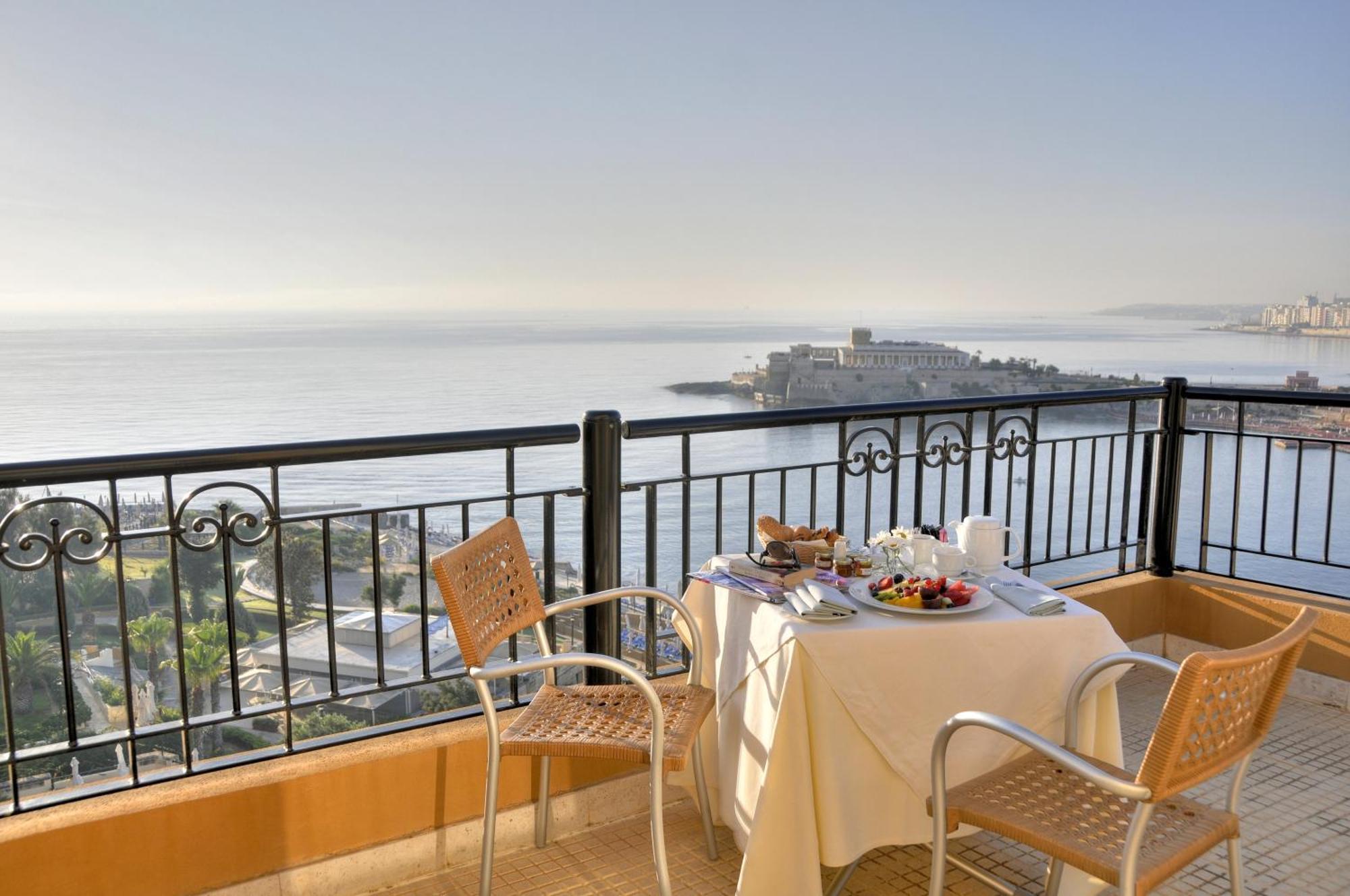 Corinthia Hotel St. George’s Bay San Giuliano Esterno foto View from the hotel