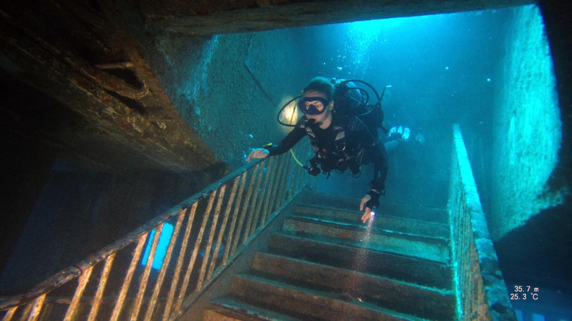Corinthia Hotel St. George’s Bay San Giuliano Esterno foto A scuba diver on the staircase of the Thistlegorm