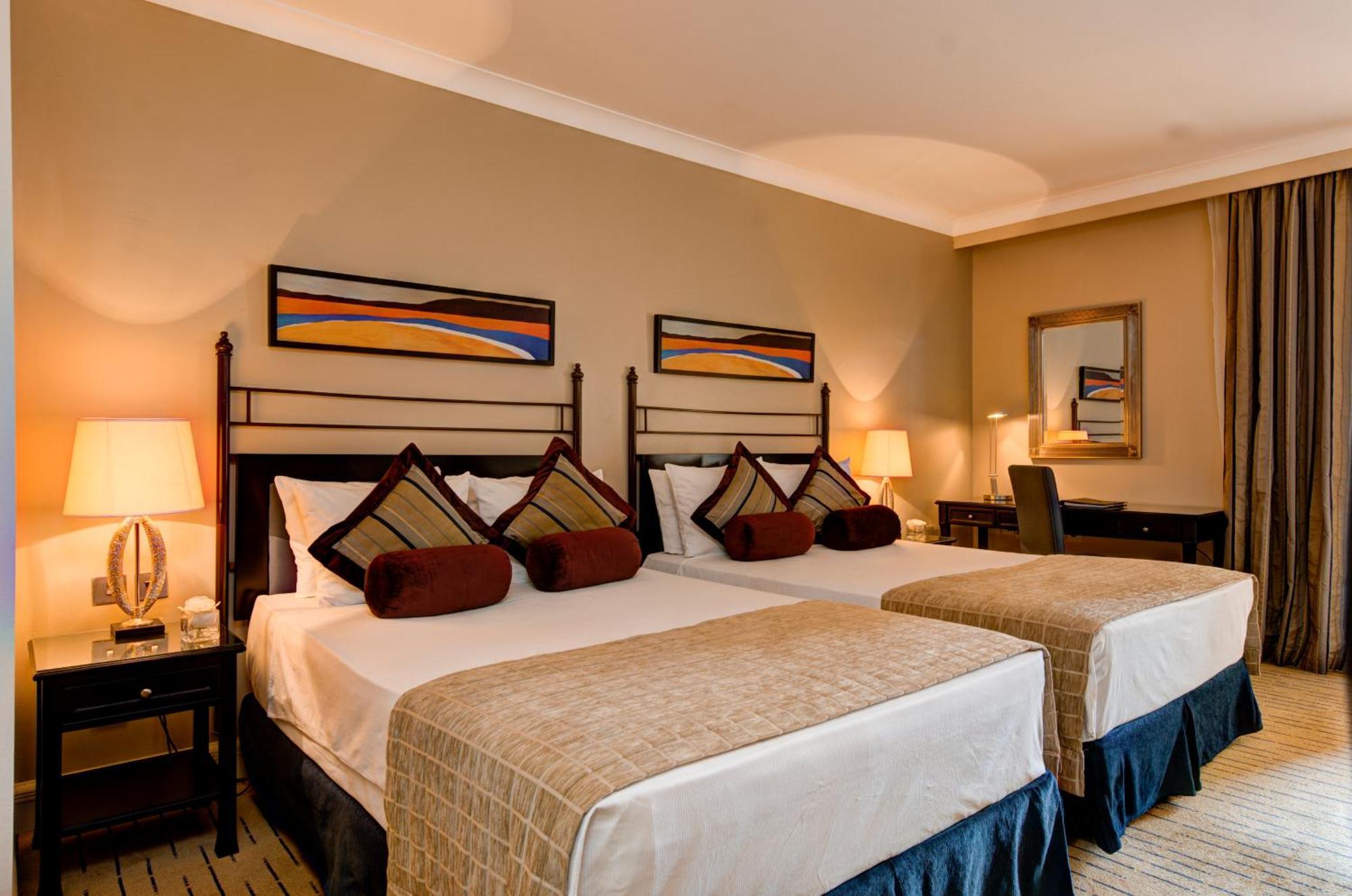 Corinthia Hotel St. George’s Bay San Giuliano Camera foto A room at the Jumeirah Emirates Towers Hotel