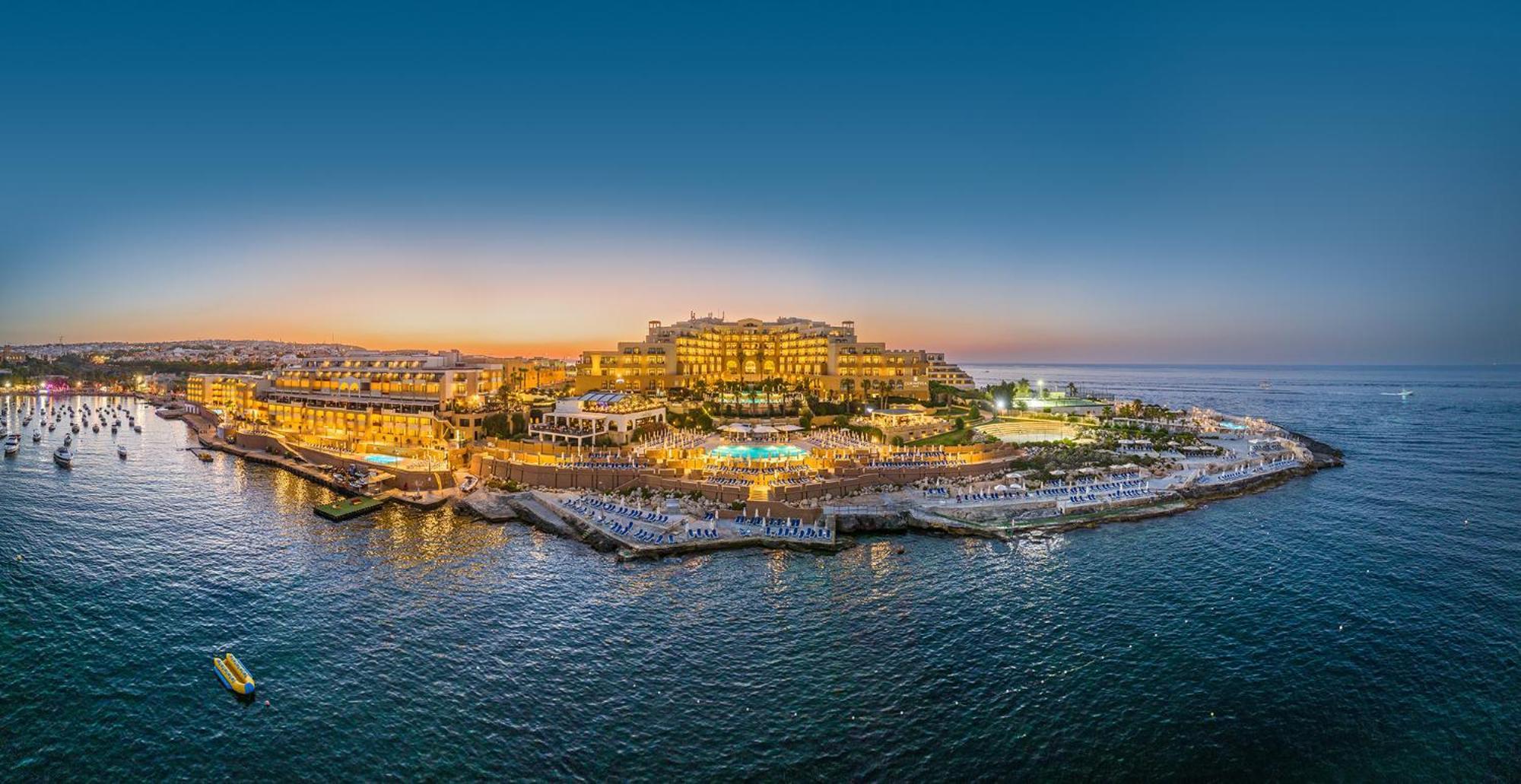 Corinthia Hotel St. George’s Bay San Giuliano Esterno foto The resort at sunset
