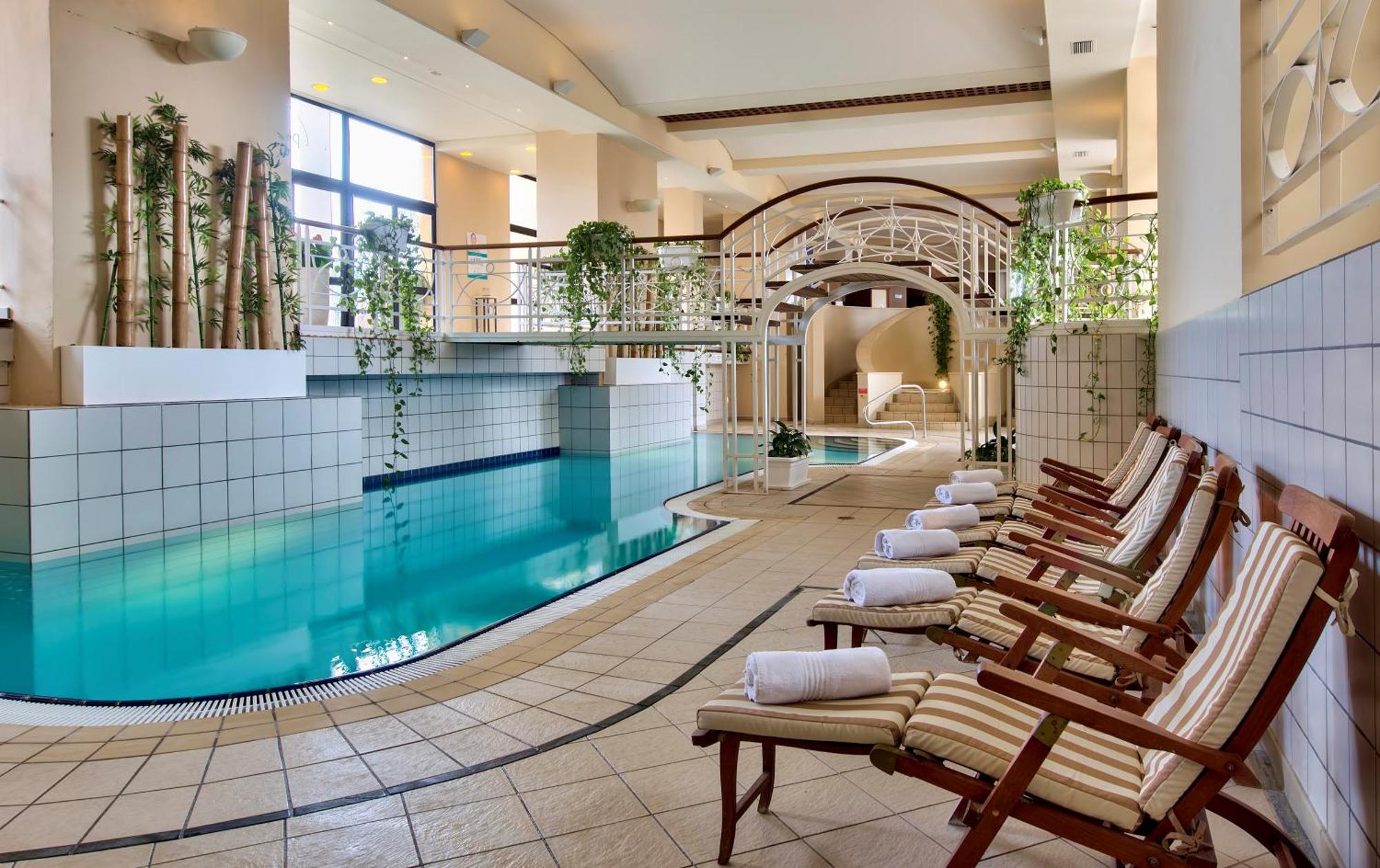 Corinthia Hotel St. George’s Bay San Giuliano Esterno foto The spa at the Hilton Athens