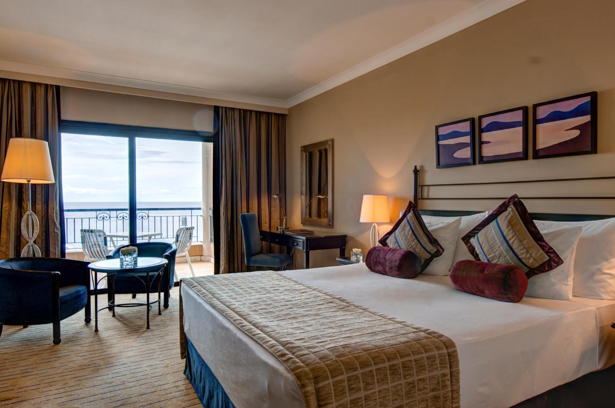 Corinthia Hotel St. George’s Bay San Giuliano Camera foto A guest room at the hotel