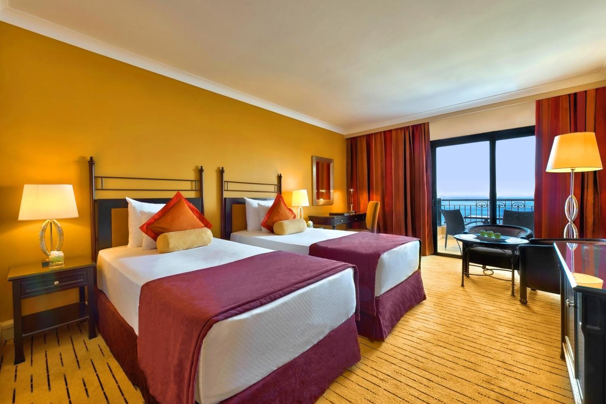 Corinthia Hotel St. George’s Bay San Giuliano Camera foto A room at the Hilton London Heathrow