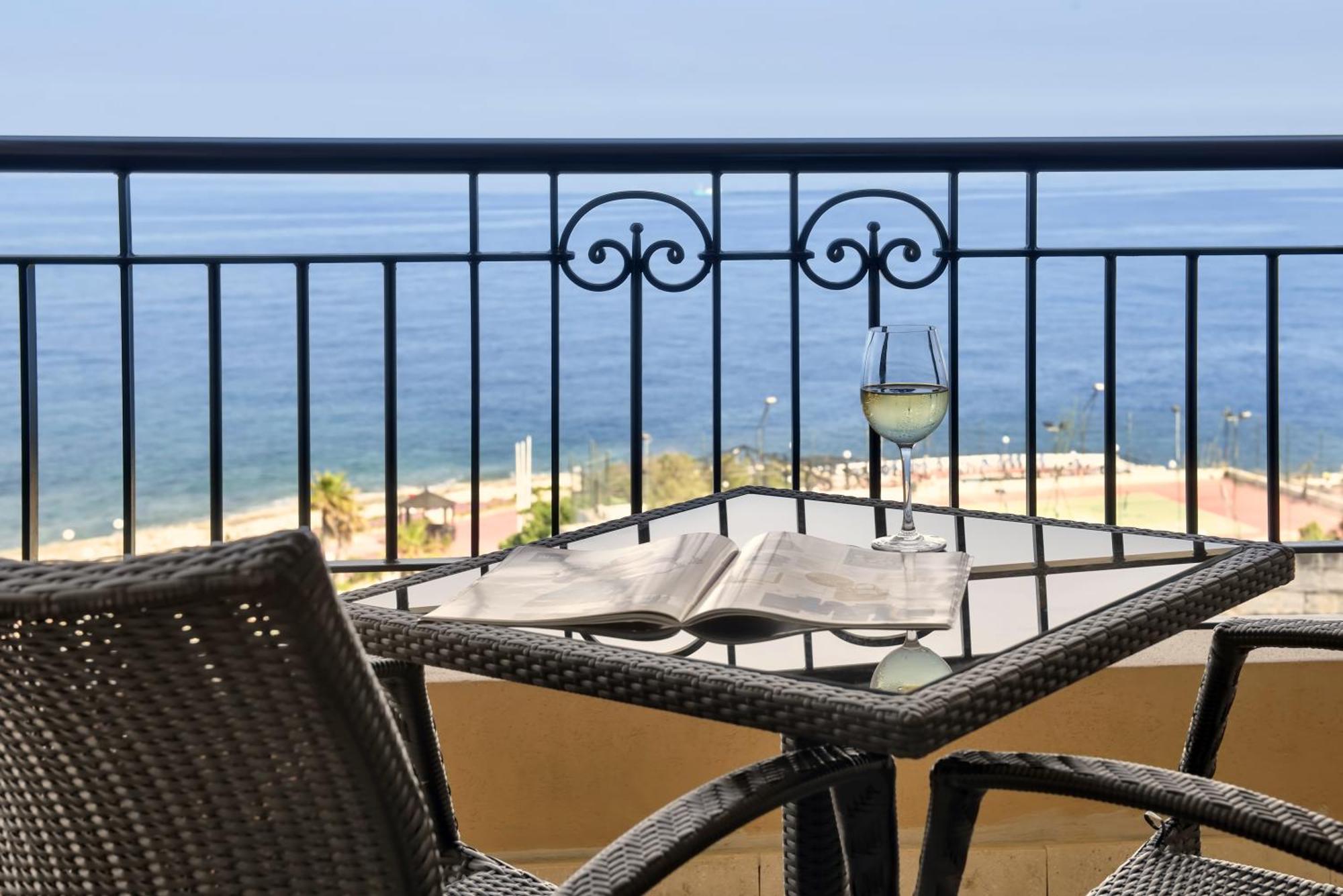 Corinthia Hotel St. George’s Bay San Giuliano Camera foto View from the balcony of a suite at the Hilton Dead Sea
