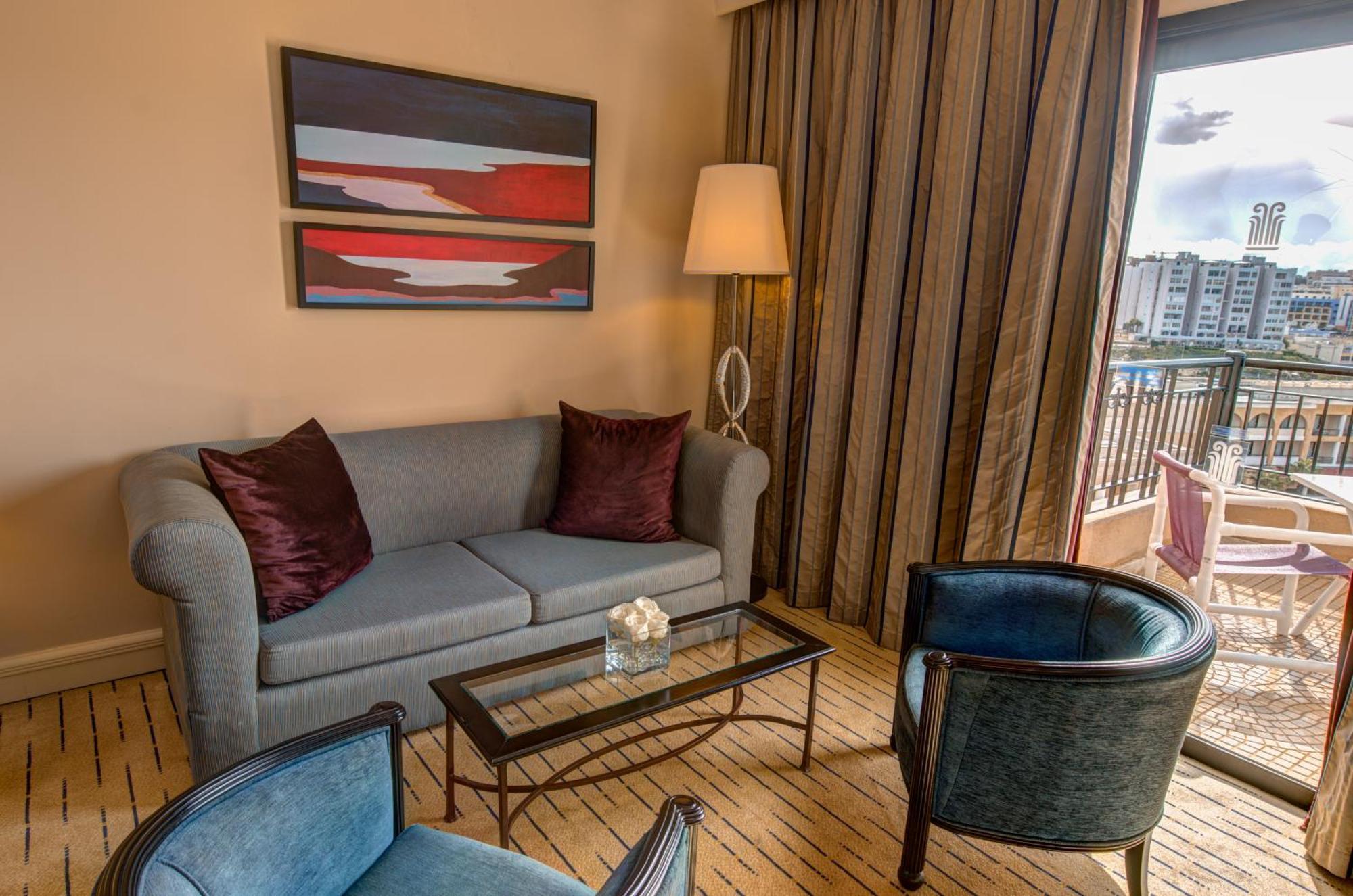 Corinthia Hotel St. George’s Bay San Giuliano Camera foto A suite at the hotel