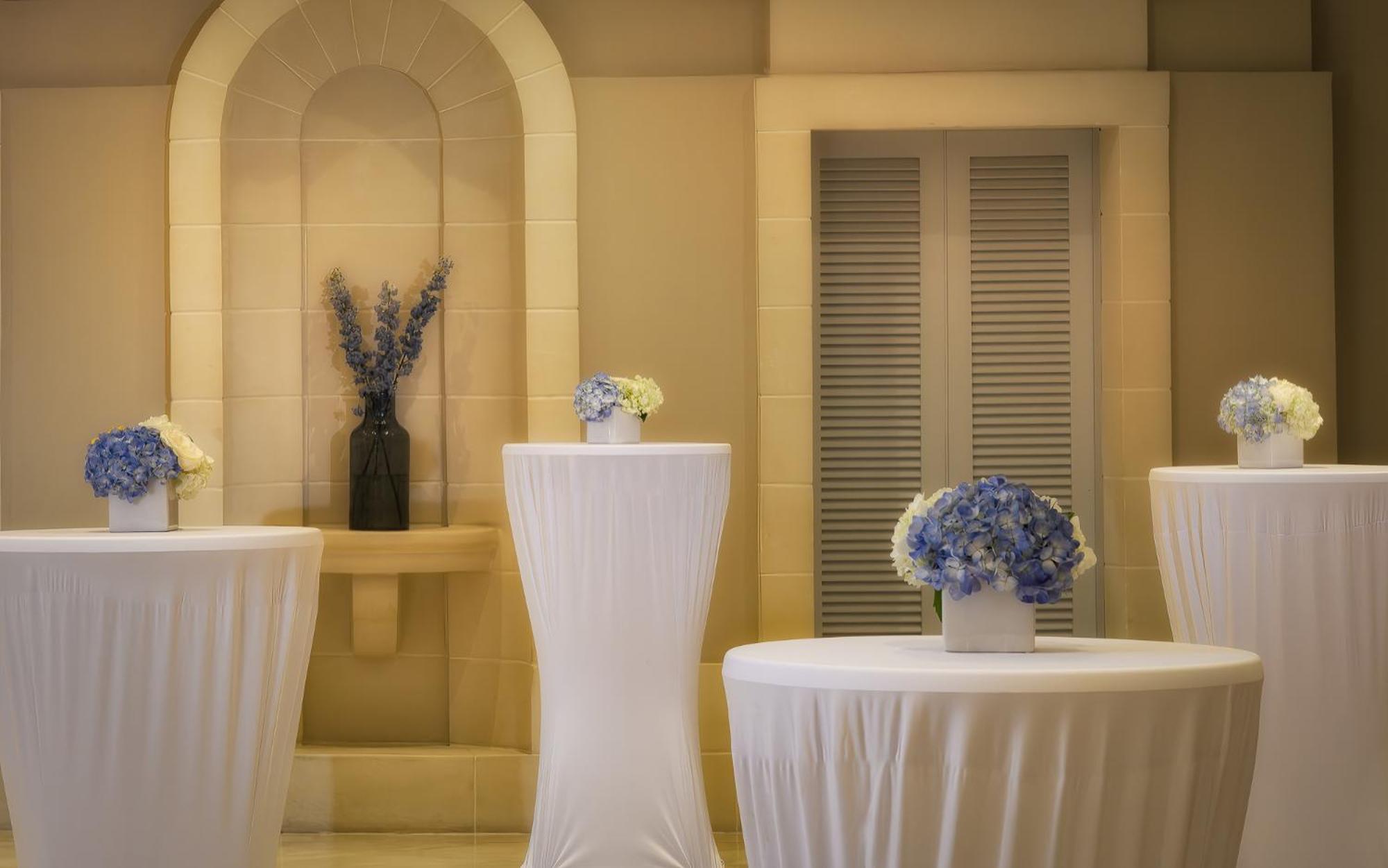 Corinthia Hotel St. George’s Bay San Giuliano Esterno foto Cocktail tables