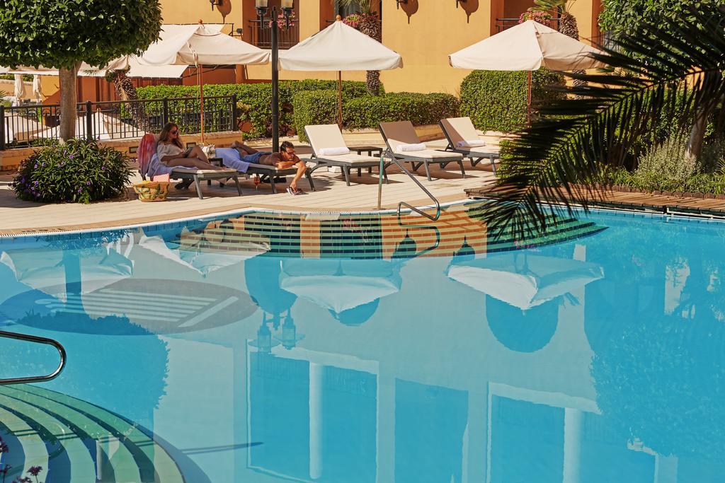 Corinthia Hotel St. George’s Bay San Giuliano Esterno foto A swimming pool