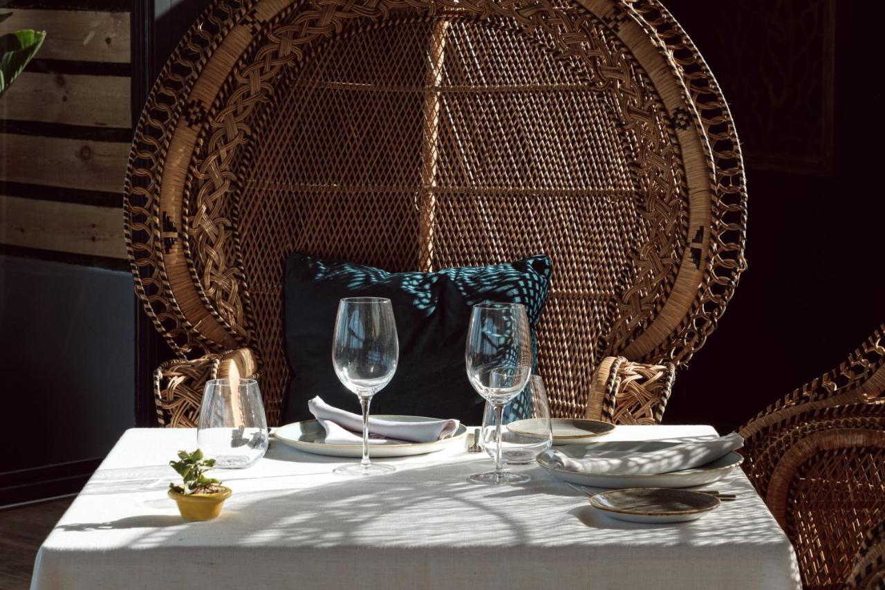 Corinthia Hotel St. George’s Bay San Giuliano Esterno foto A table at the restaurant